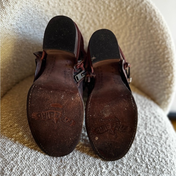 Steve Madden Freebird Crue size 8
red accents - Picture 4 of 4